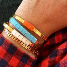 BAEKKE armbånd hvid blå orange close up BAEKKE armbånd hvid blå orange close up