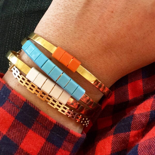 BAEKKE armbånd hvid blå orange close up BAEKKE armbånd hvid blå orange close up