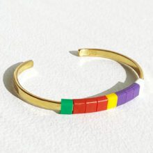 Go Crazy armbånd Go Crazy med perler i farver grøn, rød, gul, lilla. hvid